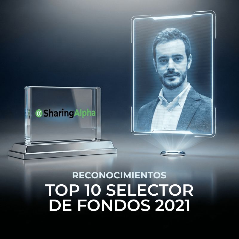 reconocimiento-top-10-selector-fondos-espana-sharingalpha Placa de cristal con el logo de SharingAlpha y holograma de Daniel Pérez, celebrando su reconocimiento como Top 10 Selector de Fondos en España 2021.